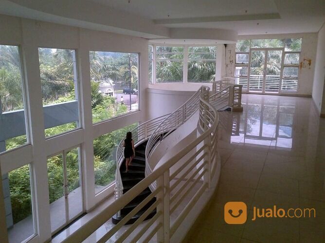 Rumah Dian Istana Wiyung Surabaya Mewah Luas 756 m2 Garasi 6 mobil