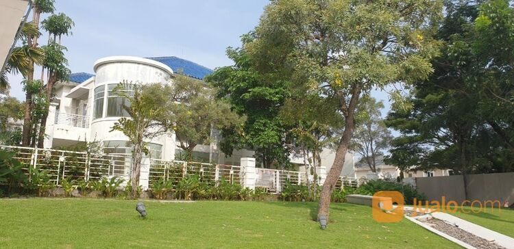 Rumah Dian Istana Wiyung Surabaya Mewah Luas 756 m2 Garasi 6 mobil