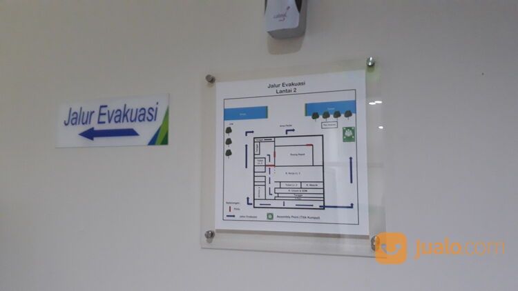 spesialis pembuatan akrilik poster kantor papan nama acrylic evakuasi
