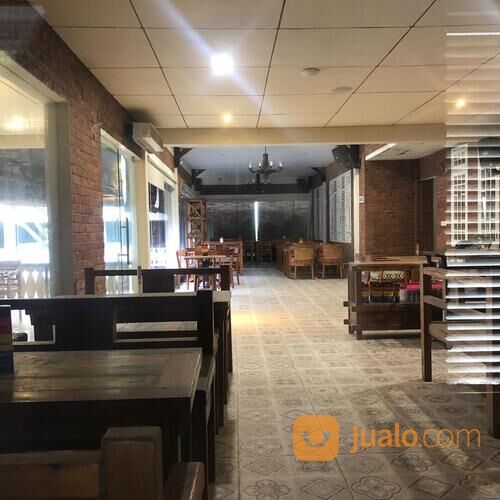 BANGUNAN KOMERSIAL DI PUSAT KOTA MAKASSAR