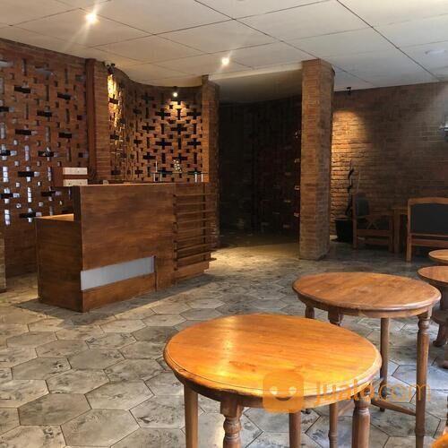 BANGUNAN KOMERSIAL DI PUSAT KOTA MAKASSAR