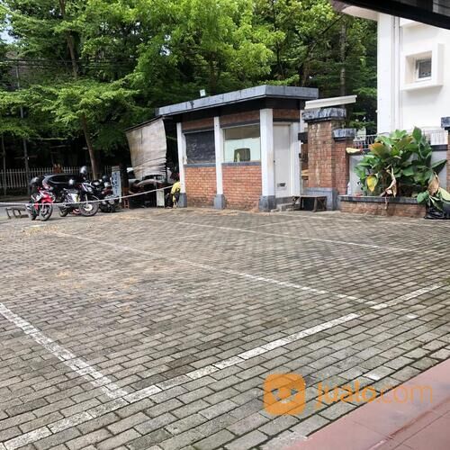 BANGUNAN KOMERSIAL DI PUSAT KOTA MAKASSAR