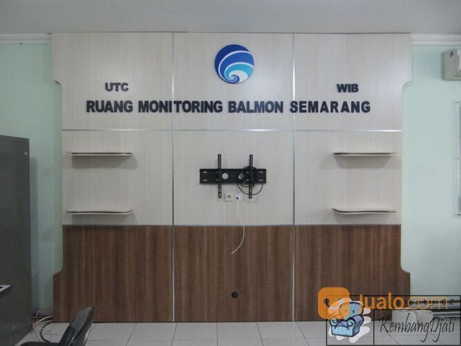 Backdrop Dinding Kantor Dengan Logo Dan Nama Perusahaan