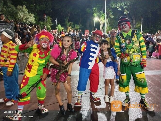 Avenger dan badut robot