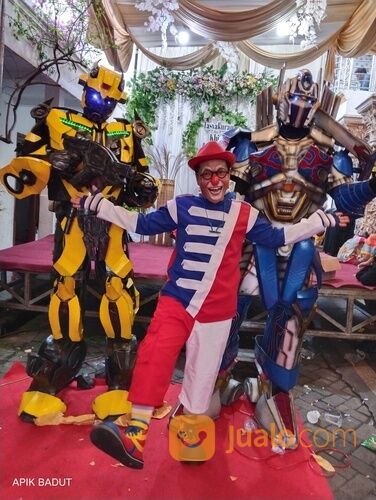 Avenger dan badut robot