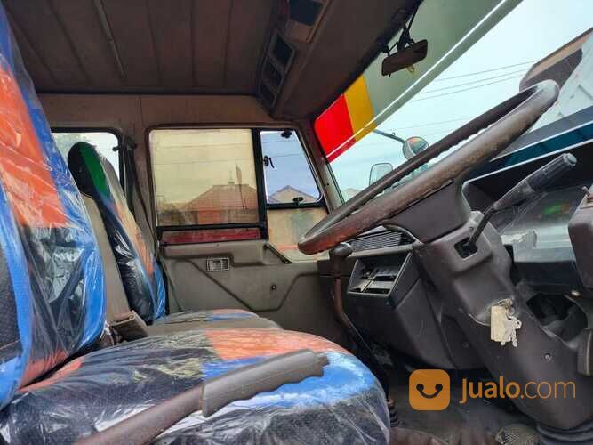 FULL BOX MITSUBISHI fuso tahun : 2014 engkel