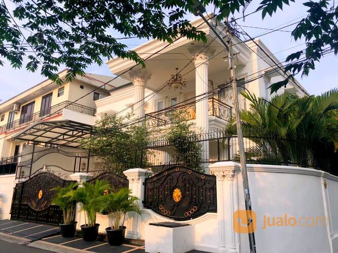 Rumah Mewah Harga Miring Full Furnished Bergaya Klasik di Tebet Timur Jakarta Selatan