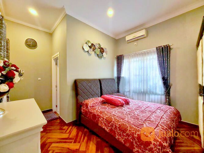 Rumah Mewah Harga Miring Full Furnished Bergaya Klasik di Tebet Timur Jakarta Selatan