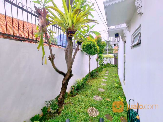Rumah Mewah Harga Miring Full Furnished Bergaya Klasik di Tebet Timur Jakarta Selatan