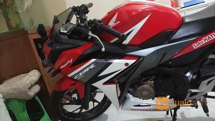 CBR 150R warna Merah Putih