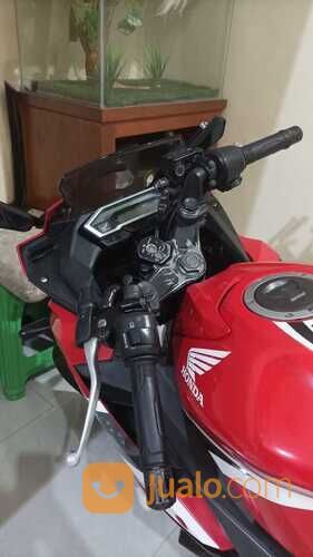 CBR 150R warna Merah Putih