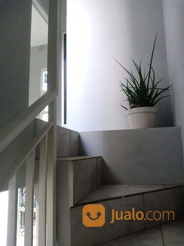 Rumah Pinggir Jalan Raya 2 lantai dekat Green Hill hotel Jember