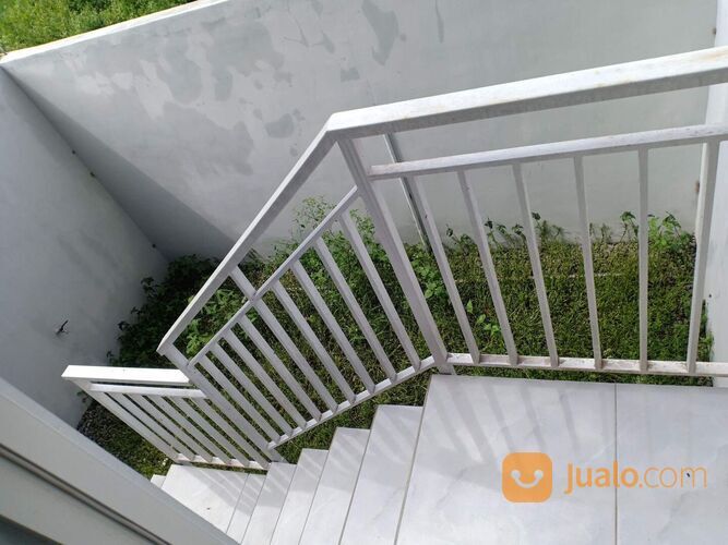 Rumah Pinggir Jalan Raya 2 lantai dekat Green Hill hotel Jember