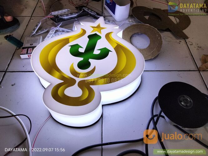 Neon Signage Bulat dan Berbentuk Sesuai Desain