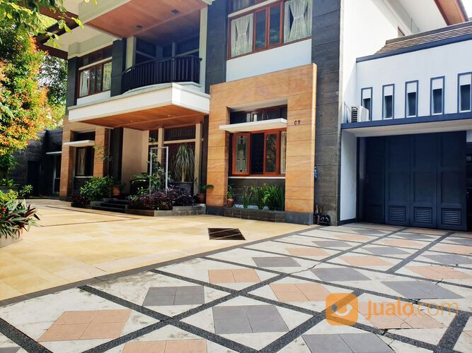 Rumah Mewah 8 Kamar di Jl. Riau Bandung