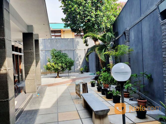 Rumah Mewah 8 Kamar di Jl. Riau Bandung