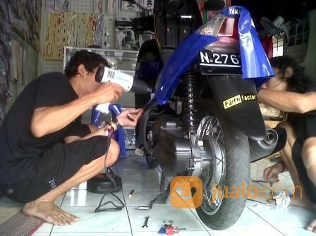 PEMASANGAN STIKER MOTOR