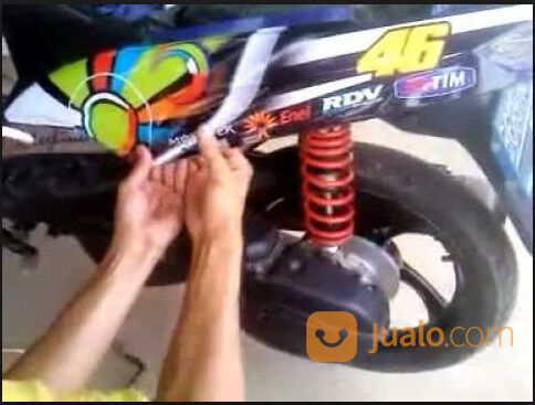 PEMASANGAN STIKER MOTOR