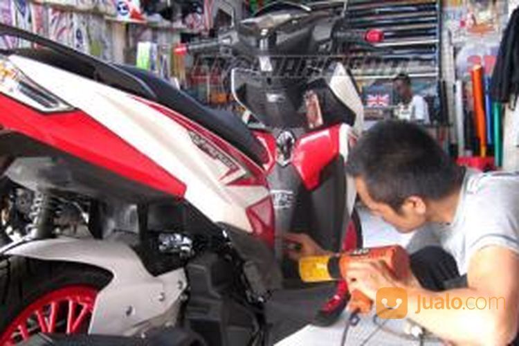 PEMASANGAN STIKER MOTOR