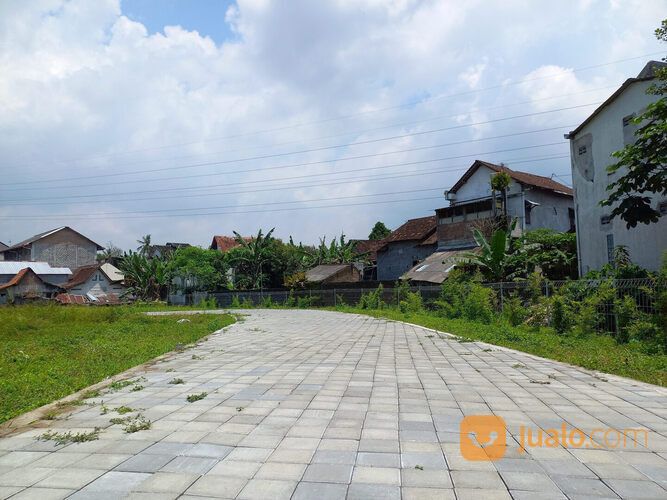 Tanah Utara Pasar Kolombo Akses Jalan Paving Dan Mobil Simpangan