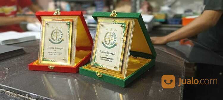 Cetak akrelik plakat