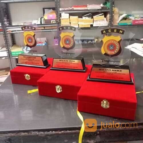 Cetak akrelik plakat