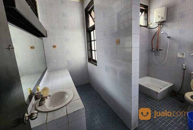 Rumah 2Lt Strategis di Raya Dwiwarna Mangga Besar Jakarta Pusat