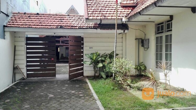 Rumah mewah klasik lokasi bagus, Surabaya Pusat.