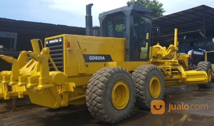 Motor Grader Komatsu model GD825A-2