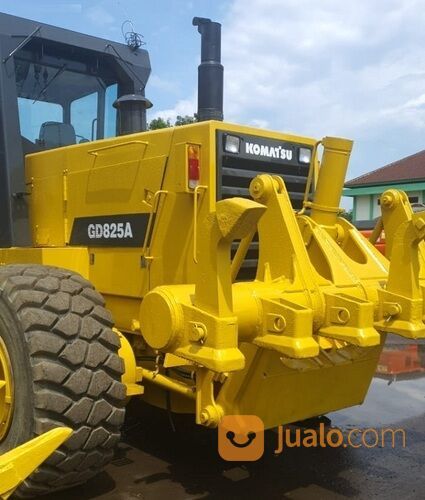 Motor Grader Komatsu model GD825A-2