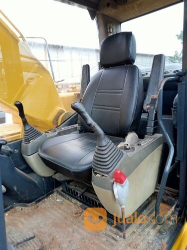 ESCAVATOR KOMATSU PC 200 2011