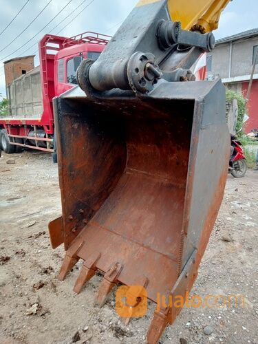 ESCAVATOR KOMATSU PC 200 2011