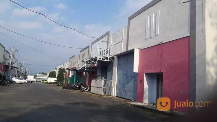 Gudang Strategis Belakang Depo Bangunan