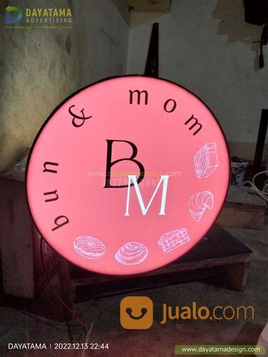 Plang Nama Neon Box Cafe dan Kedai