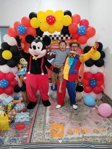 Dekorasi balon ulang tahun plus badut