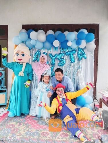 Dekorasi balon ulang tahun plus badut