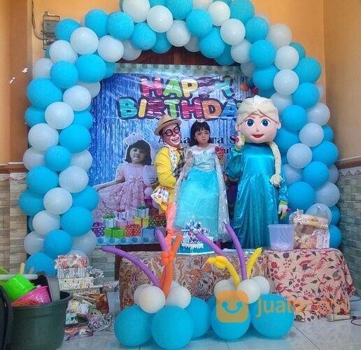 Dekorasi balon ulang tahun plus badut