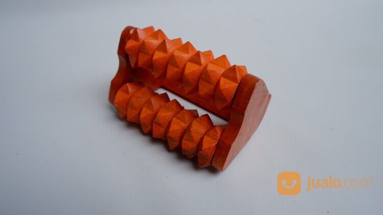 Alat Pijat Refleksi dari kayu model roll segitiga