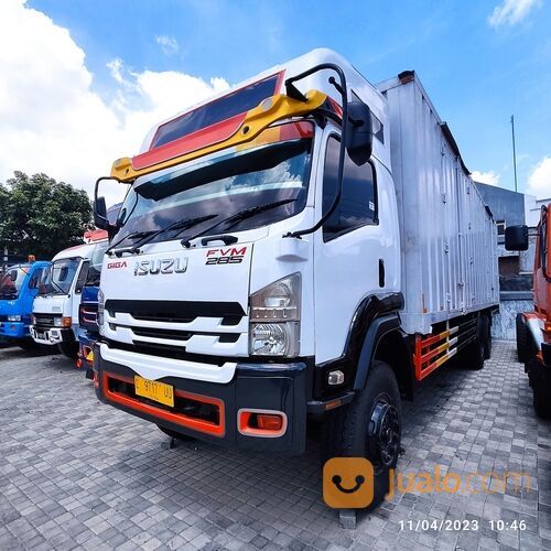 Isuzu Giga FVM 34 U - 285 PS Truk Box Cargo / Full Box Tronton 6x2 Tahun 2019