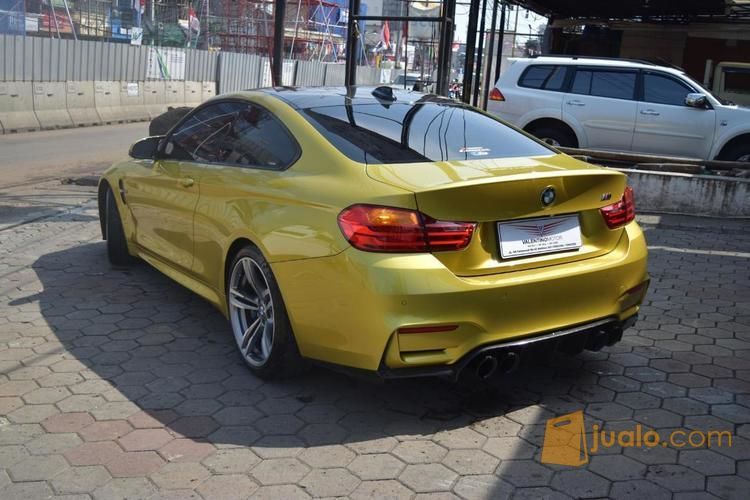 BMW M4 Coupe warna Gold tahun 2015