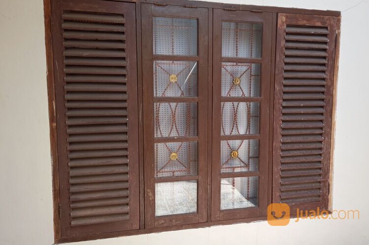 Jendela Kayu lengkap dengan teralis