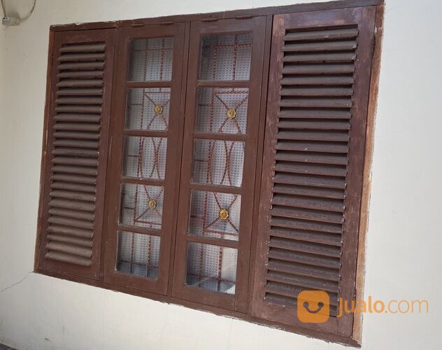 Jendela Kayu lengkap dengan teralis