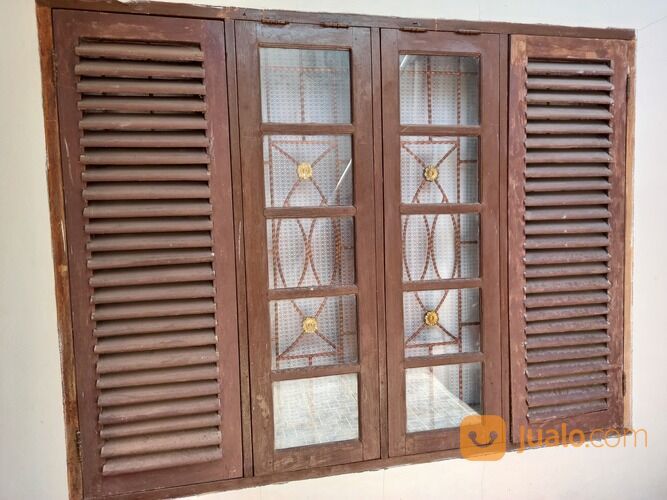 Jendela Kayu lengkap dengan teralis