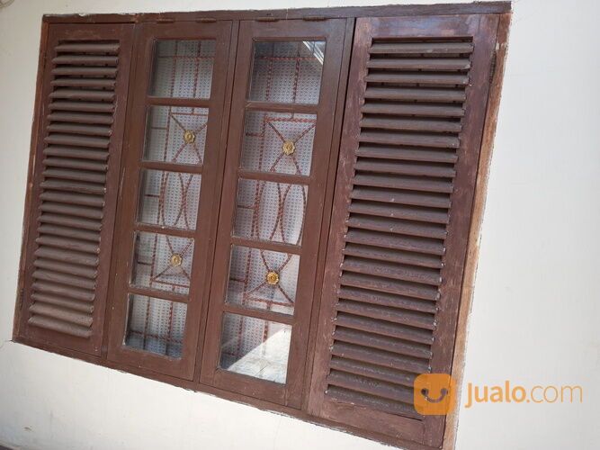 Jendela Kayu lengkap dengan teralis
