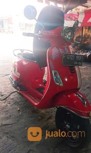 Motor Piaggio Vespa LX 125 I-get Merah Delima