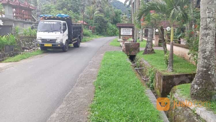 Tanah di jalan wisata alam kerandangan Senggigi