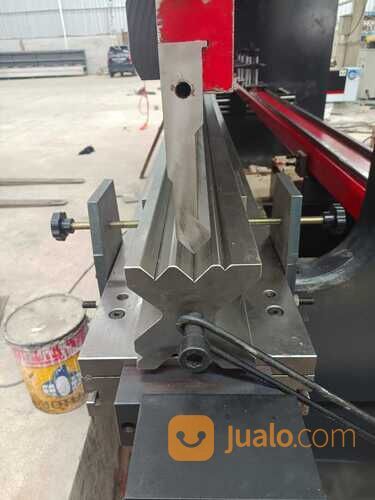 MESIN BENDING PLAT 300T 6000 6 METER