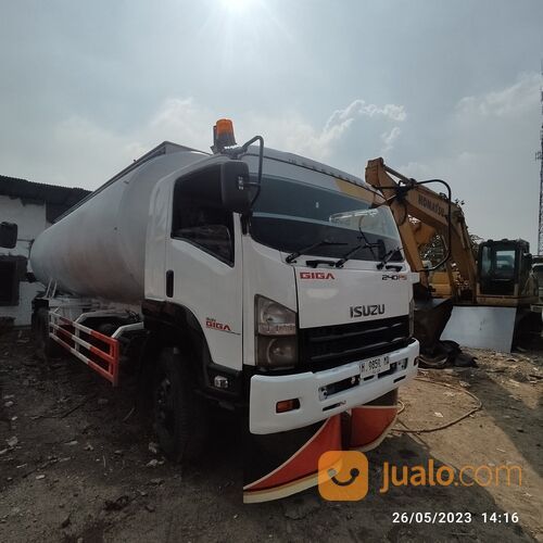 ISUZU GIGA FVM 240 PS TANGKI BULK / HI BLOW KAPASITAS 30 KL TAHUN 2012