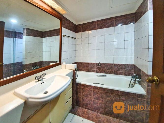 Turun Harga!! Apartemen Grand Tropic, Slipi, 204 m², Lt. 17, SHM (TSI/15306)