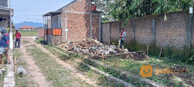 Rumah dengan Dinding Bata Merah Desain Bebas